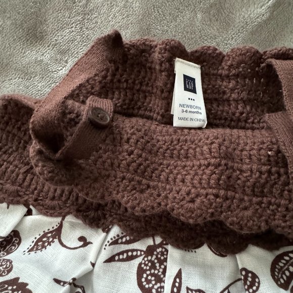 Like NEW Baby Gap Brown & White Floral Romper with Matching Sweater Sz 3-6 mos - Picture 8 of 8